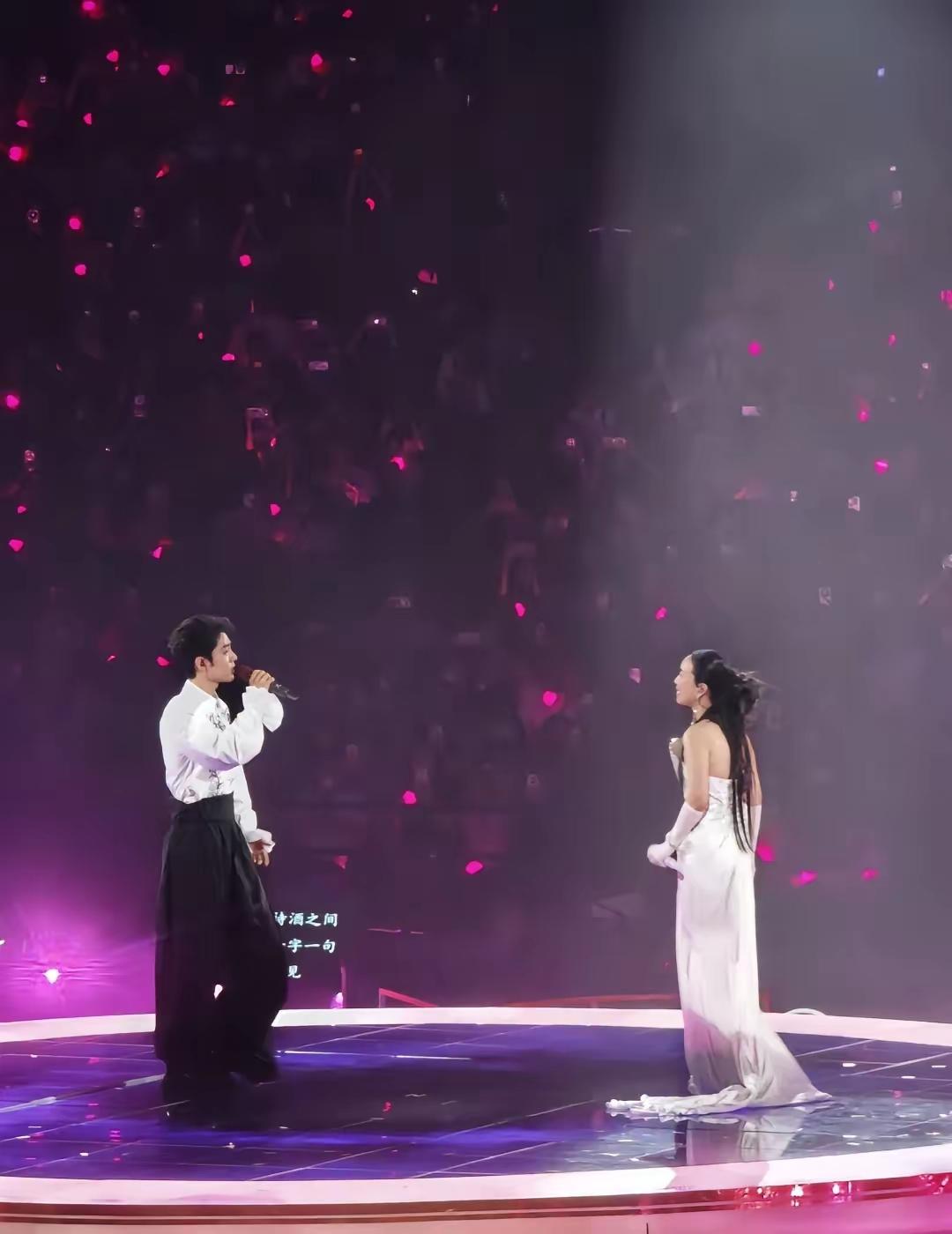看到那英开演唱会，那么多娱乐圈的人都去捧场，票价从380到1380，她们是花钱买