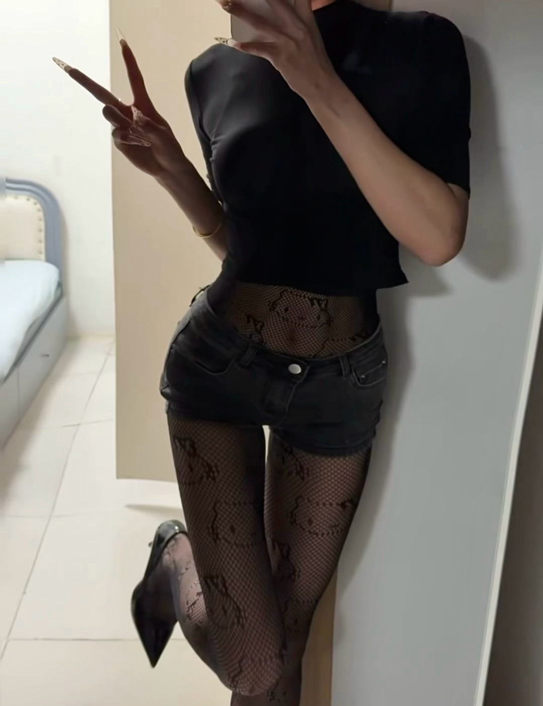 甜酷混搭风，利落版型搭配小心思丝袜，冷感里藏着温柔。 ​​​[掌宝卖萌]  ​​