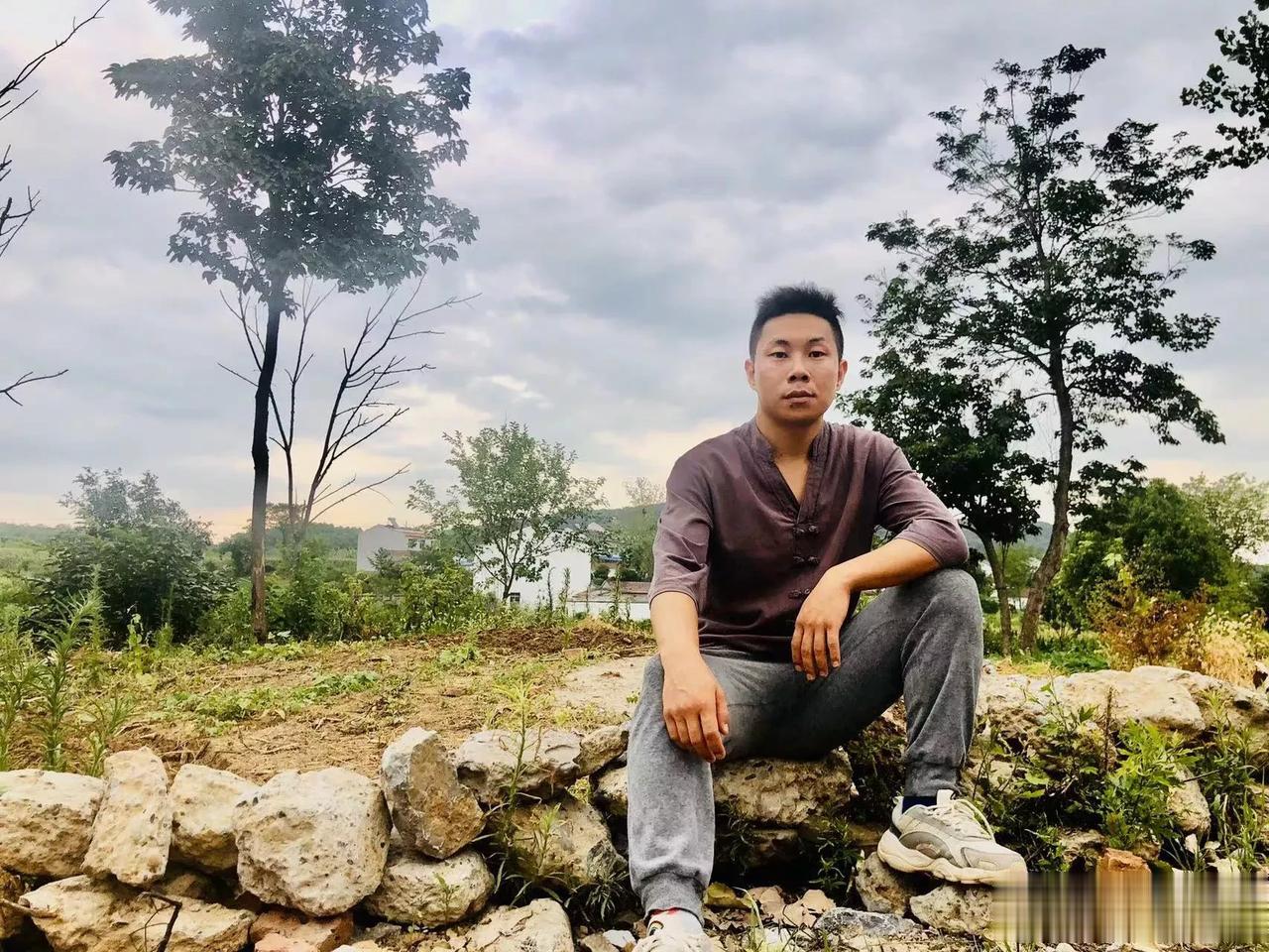 当年，我读小学五年级，那个年代生活苦，读书要去15里地的镇中心小学，刮风下雨，冰