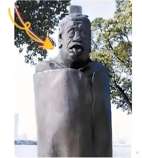 第一眼看到这尊雕像，我真以为是哪个游乐场的恶搞摆设。
结果有人告诉我，这是苏州金