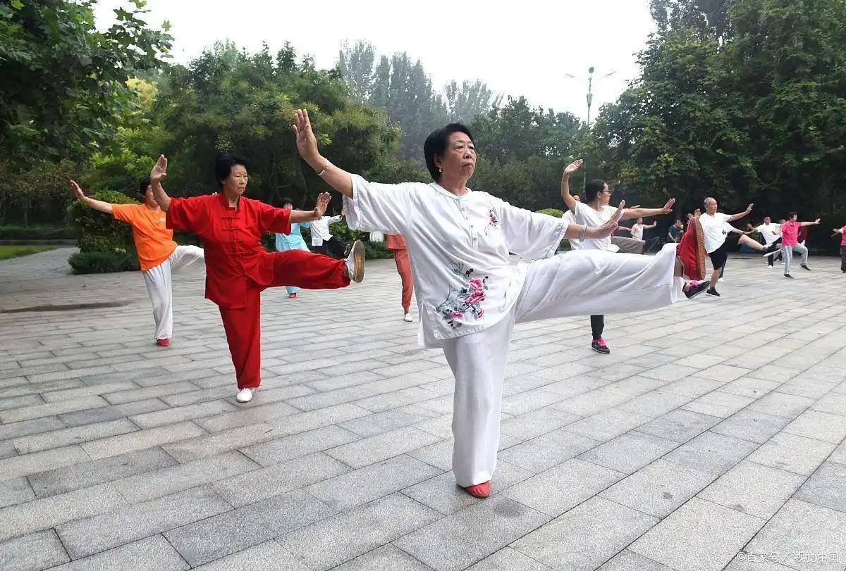 人到老年，最好的活法：心放宽，人自在
早上在公园散步，看见几位老姐妹在打太极。