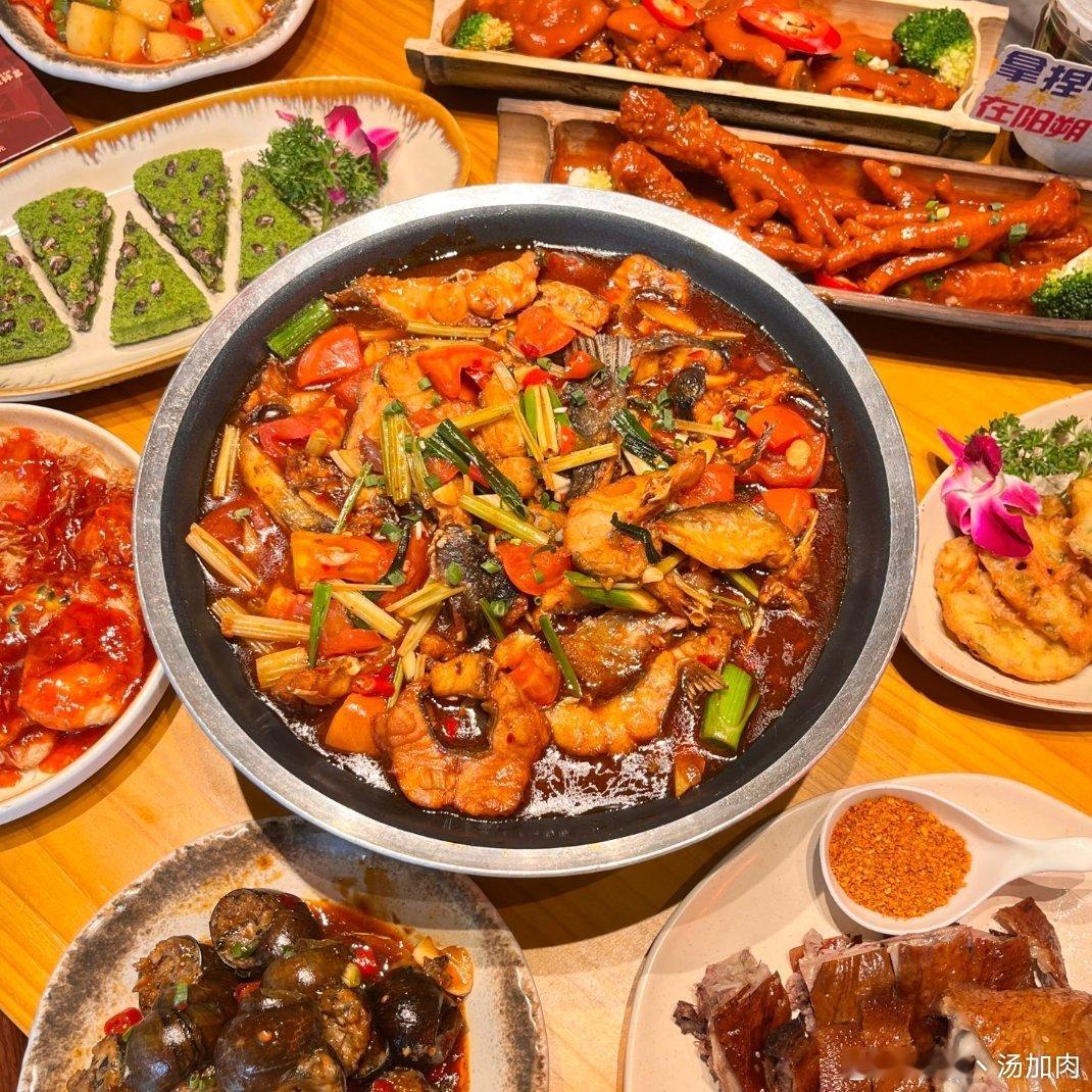 生活手记 整桌菜荤素搭配得刚刚好，硬菜、小炒、特色甜品全都安排到位。招牌烤鸭外皮