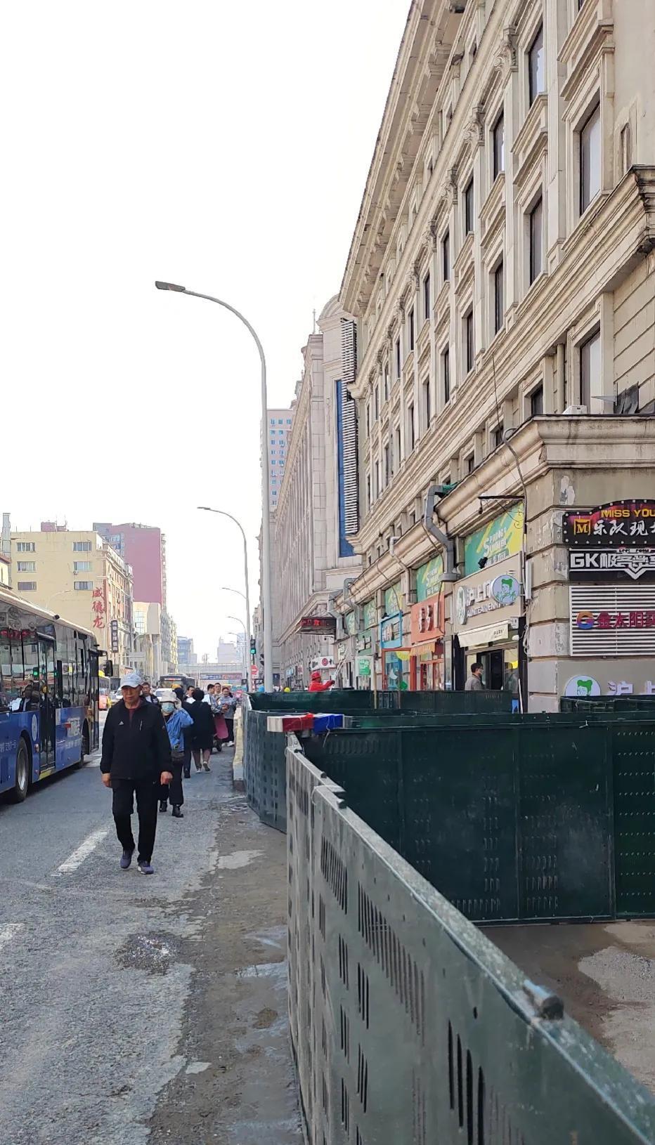 哈尔滨这道啊，感觉哪哪都修啊，哪里都被围了起来，学府路啊，西大桥，透笼附近都被圈