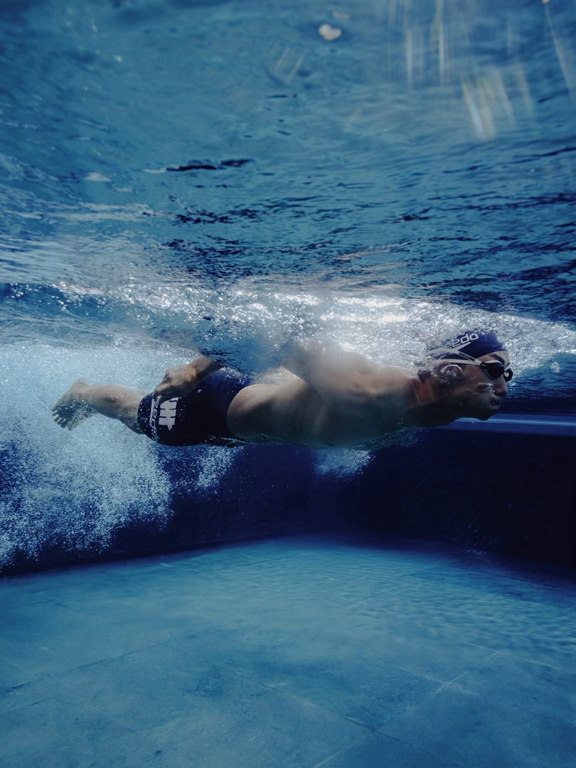 今年盛夏， UNDEFEATED 首次联手专业游泳品牌 Speedo 推出全新联