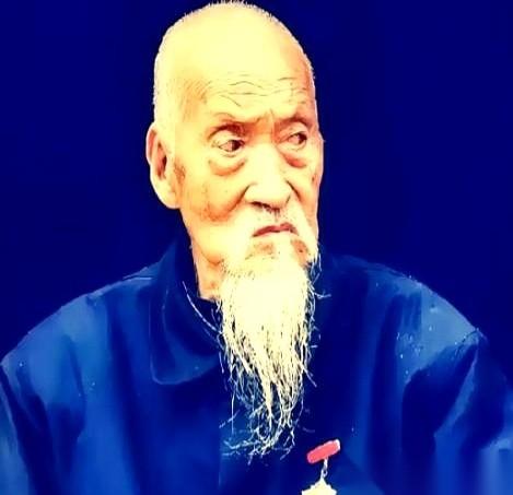 一个人，被14个鬼子，死死围在太行山的绝壁上。
枪口，已经顶到了后脑勺。
所有人