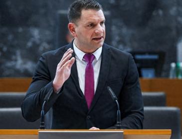 乌克兰真的是看不清楚形势，当他还在想着怎么能加入北约的时候，已经有国家开始退出北