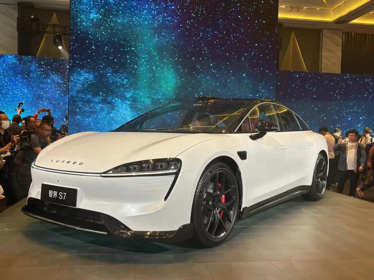 华为的智界s7入门版，不想卖就删了吧，起售25.8万，不便宜了，续航抠抠搜搜给个