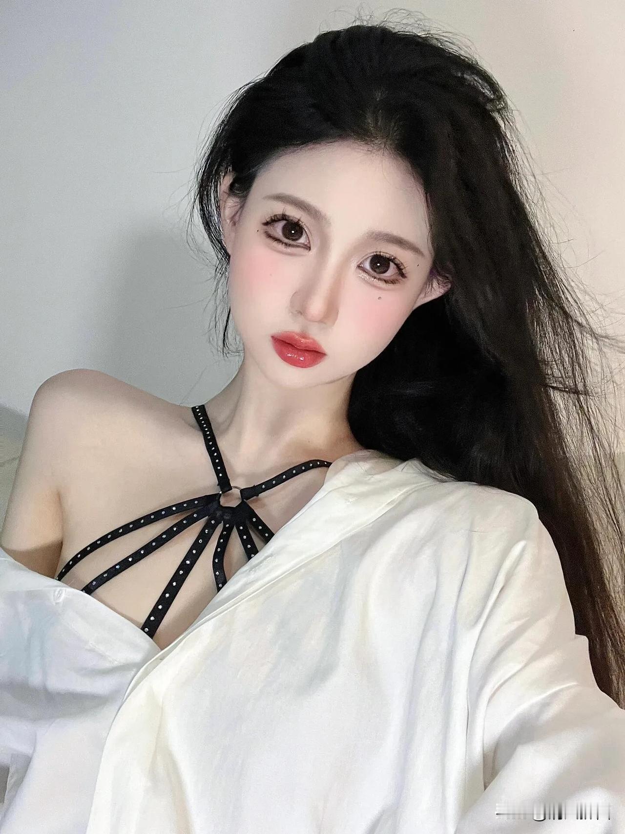 红颜一笑似花开，清风拂面心欢畅。#欣赏绝世佳人# #分享绝世佳人照# #分享迷人