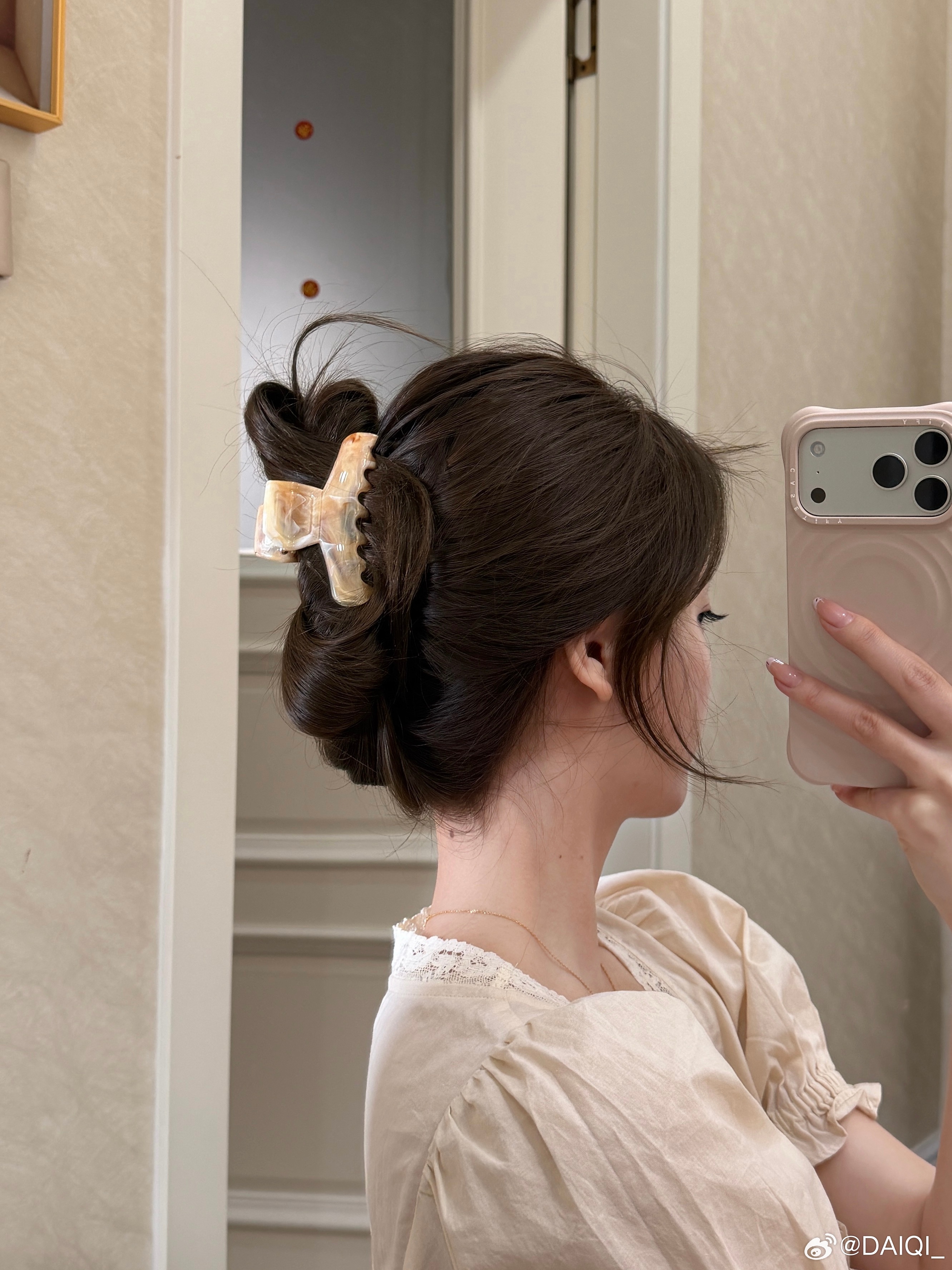 给大家拍版才发现 我脖子后的痣竟然那么明显 