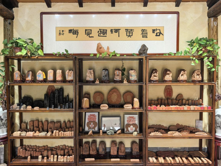 秦岭笑谈 青春赋能非遗，匠心传承澄泥7月27日，为探寻黄河澄泥文化背后的故事、技