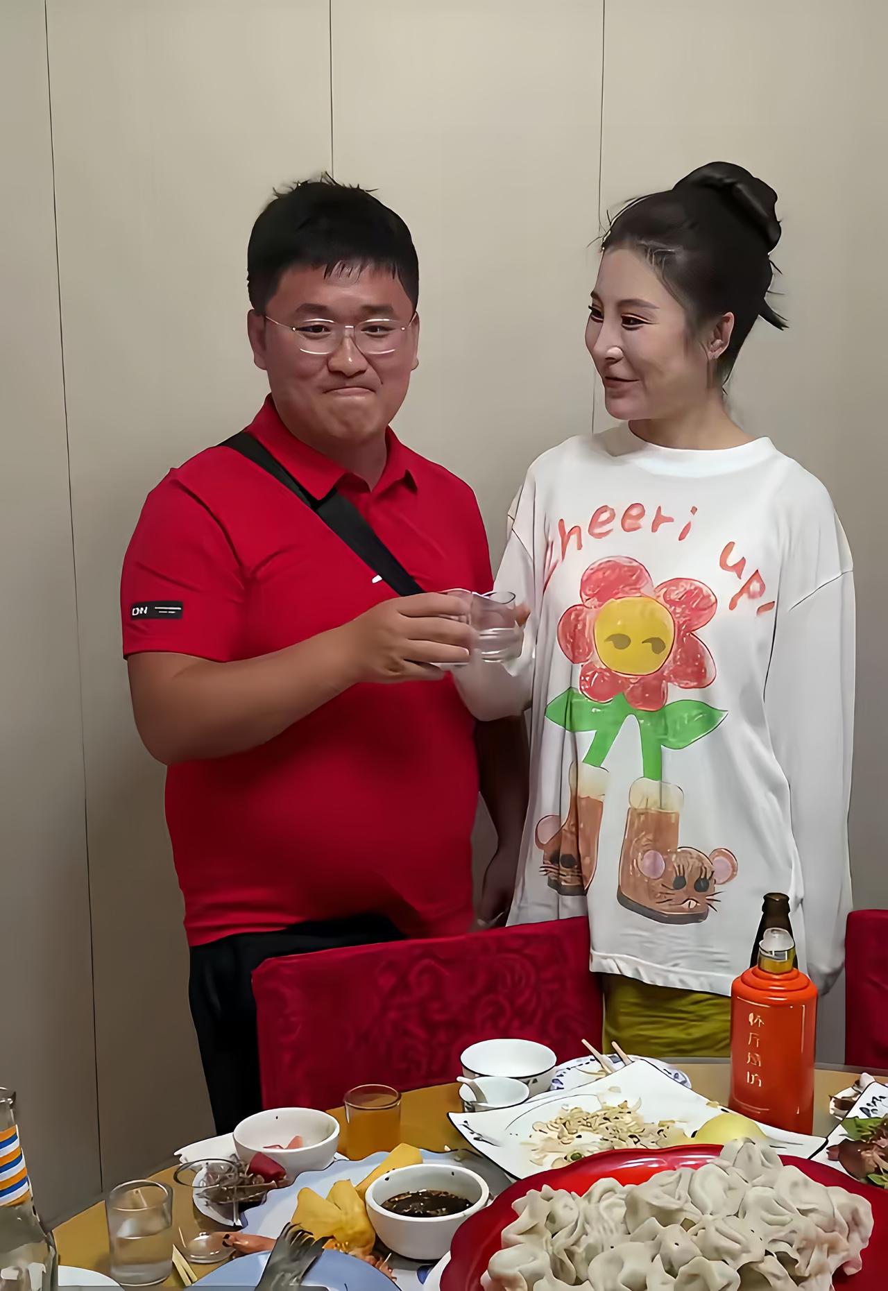 网红姜涛40岁了，找了一个31岁的美女当老婆，真的是让人羡慕啊。

姜涛比美女大