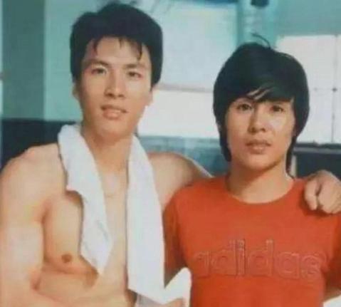 1990年的西安街头，武术冠军赵长军——甄子丹的恩师——在拦下一辆出租车后，竟被