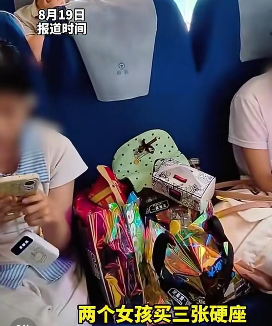 两个小姑娘，却买下了三个座位，看完才懂，藏着一位爸爸深沉的爱❤️
列车上，一对可