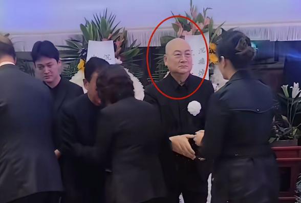 陈丽华去世，迟重瑞一夜之间好像老了十岁。

4月9号上午，陈丽华的追悼会在北京八