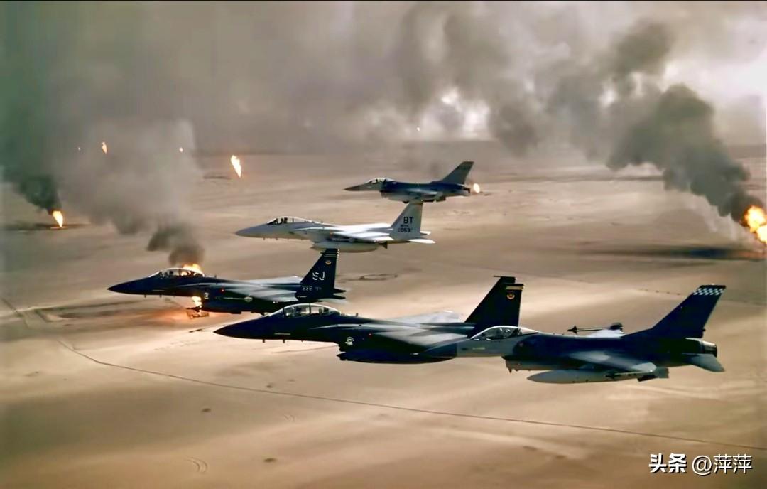 1991年海湾战争的震撼一幕。伊拉克军队撤退时点燃科威特油井，漫天浓烟遮天蔽日，