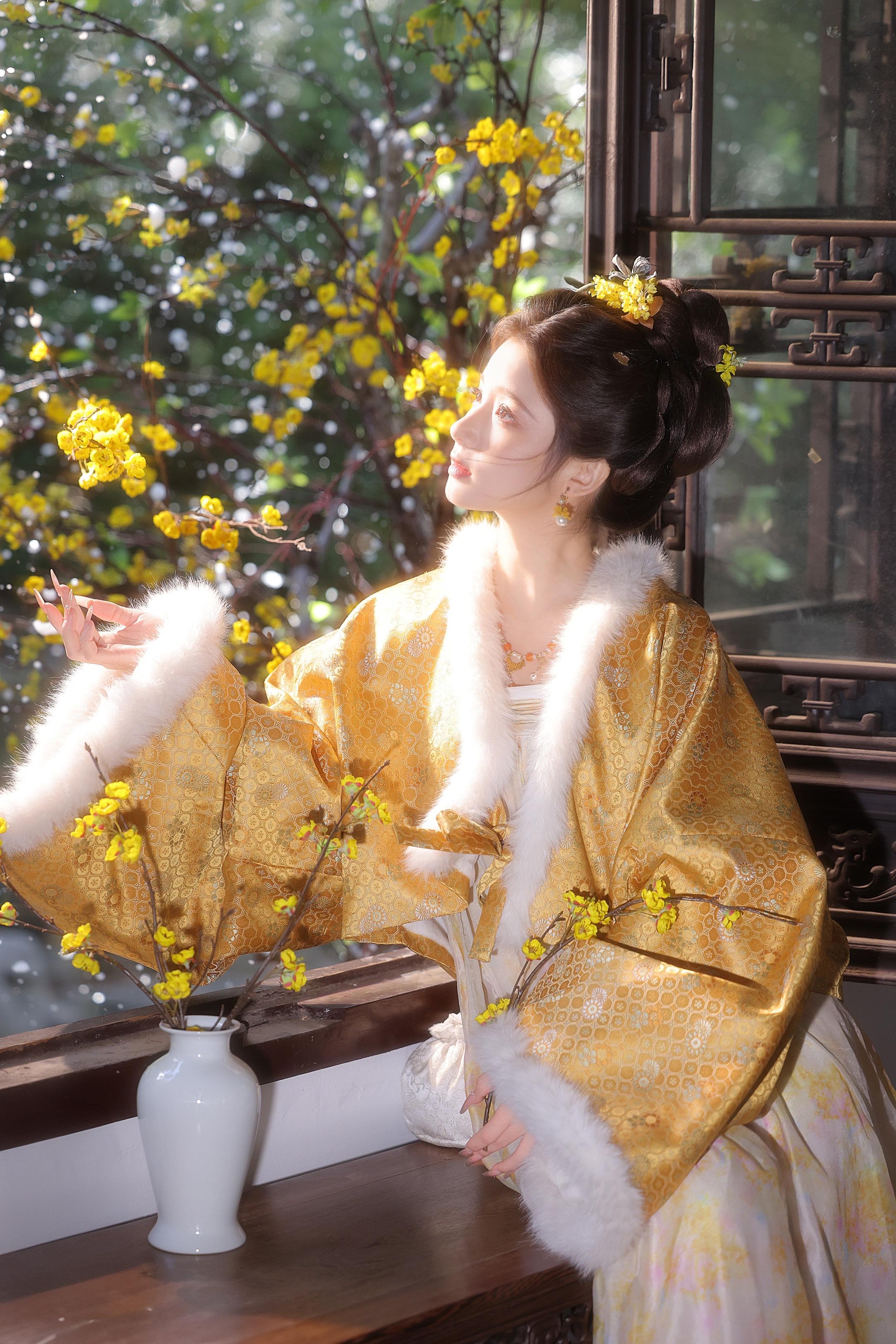 绿罗裙飘在谁的心潮 吹起一池春水摇