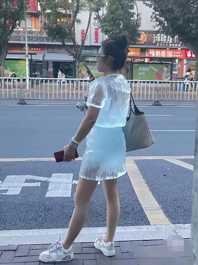 妹子穿这么时尚的衣服
就不怕寒气入侵吗[what]