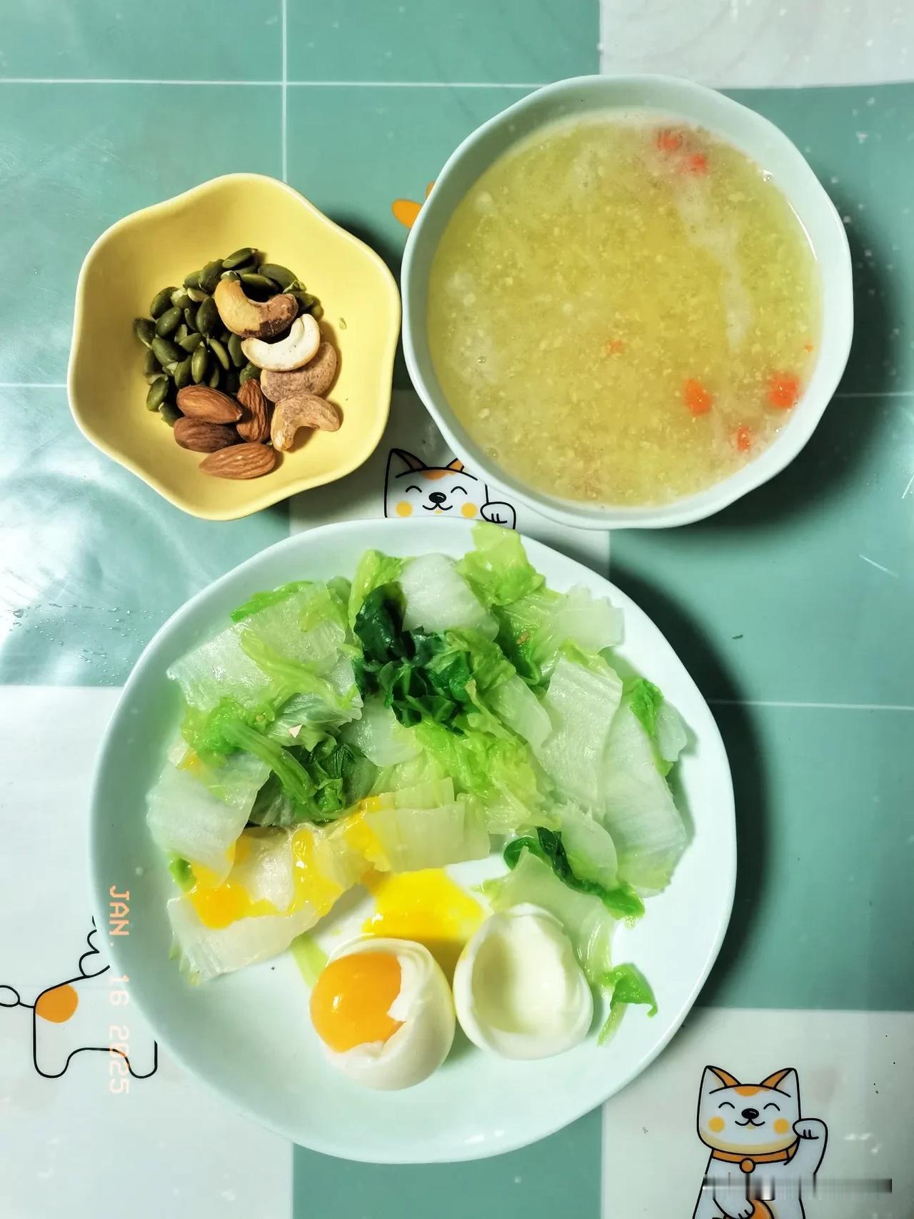 冬日绵绵之中年女性减脂早餐日记
主食：小麦胚芽
蛋白质：鸡蛋
蔬菜坚果：黄白菜、