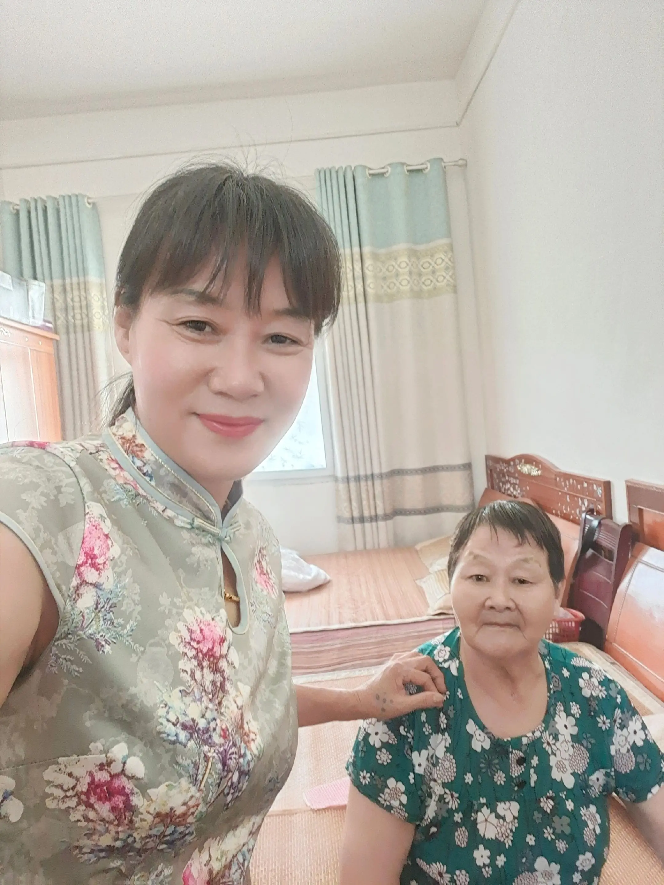 大家中午好，爱自拍的我🌹🌹