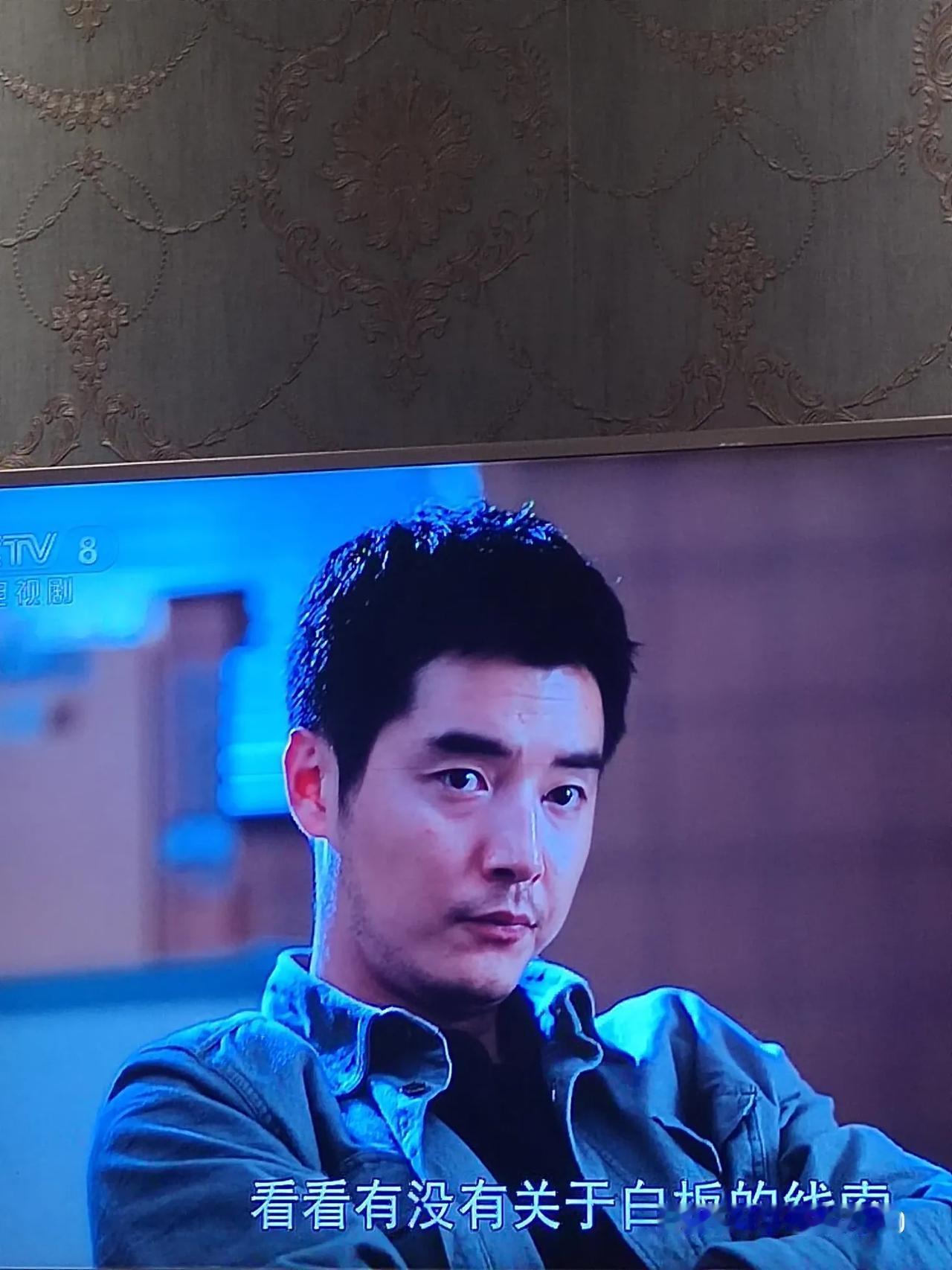 今晚迪丽热巴新剧《利剑.玫瑰》在央视8套播出了，男主角也是位有名气的演员金世佳。