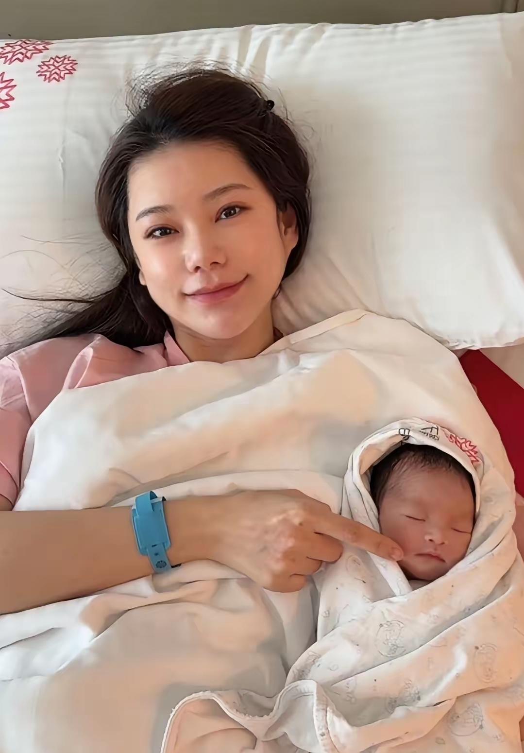 汪小菲这次是真的敞亮！直接晒出儿子正面照，不打码不遮掩，这份底气太圈粉了。
 