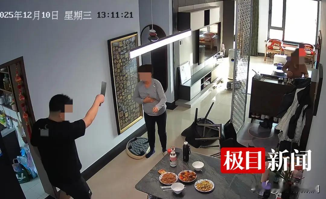 产后55天，剖腹产刀口还没长好，丈夫的拳头就砸下来了。36秒监控、4拳、一把菜刀