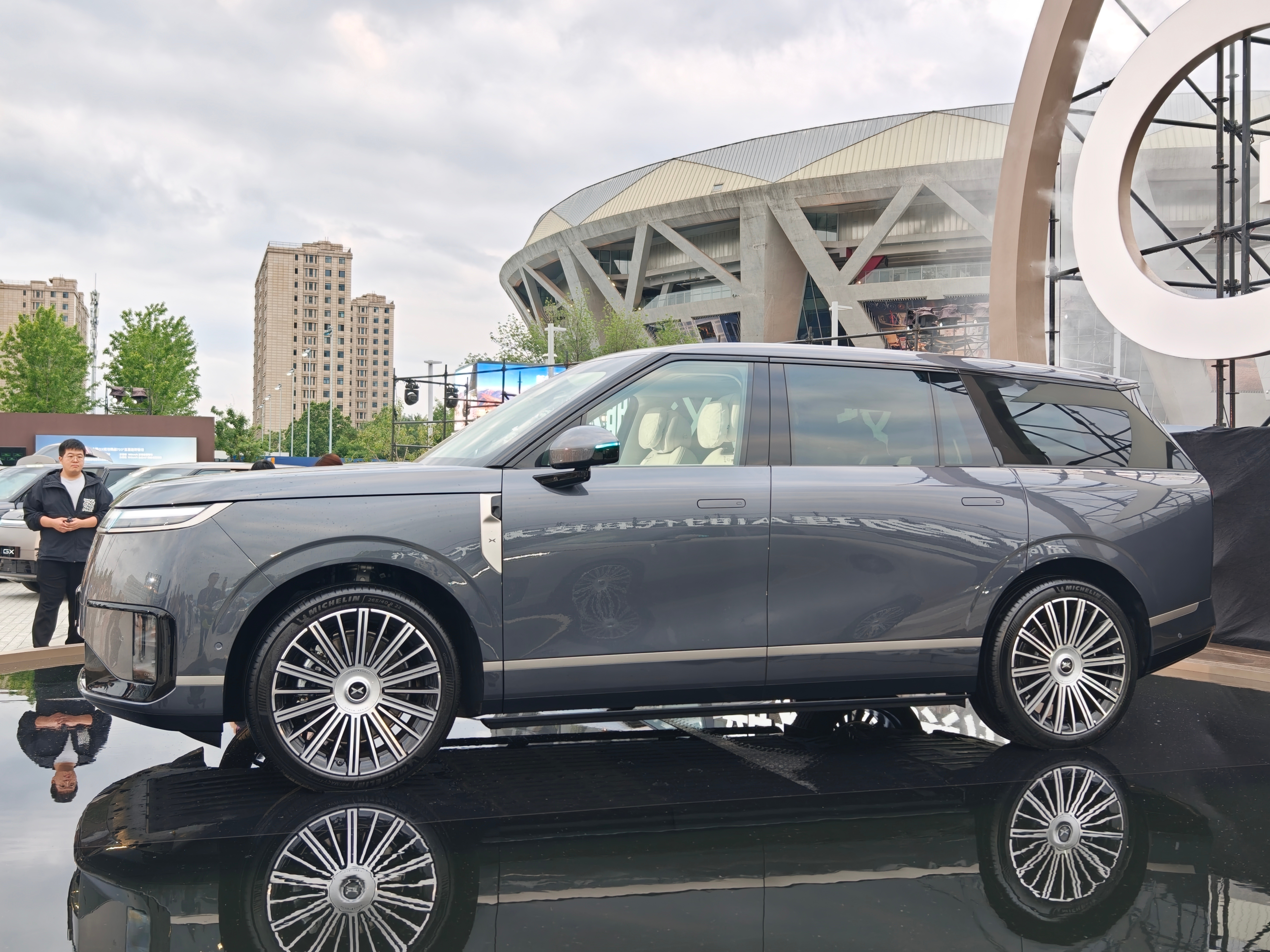 小鹏GX发布会现场。几乎每家都会做一个集成所有技术的线控底盘占据，以前车展作为概