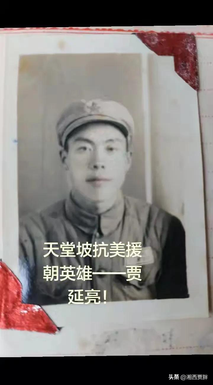 晚上，叔叔给我发了一张老照片，我愣了一下，硬是没有认出来。等到叔叔说出名字，我才