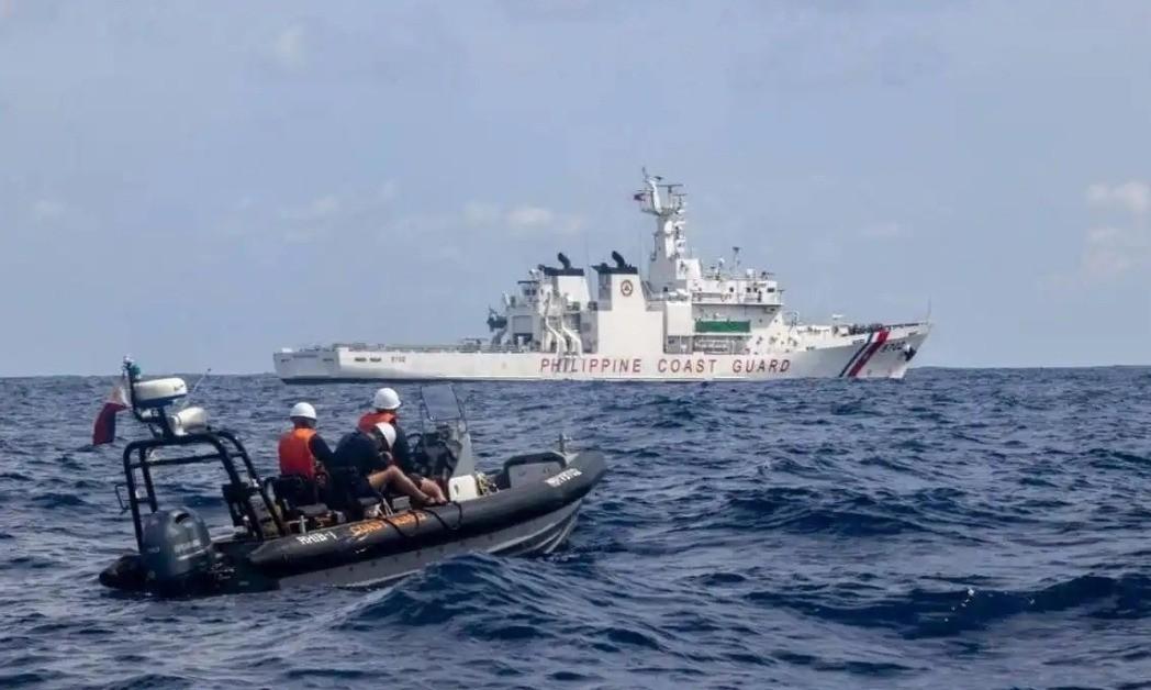 两架菲军飞机刚闯入黄岩岛，南部战区的“驱离令”背后，竟藏着一场马科斯政府自救的豪