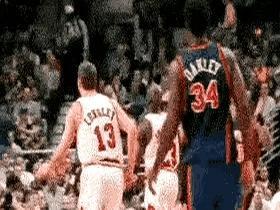 罗德曼只服乔丹，真相就一句话：不抢他饭碗。
 
公牛第二次三连冠期间，罗德曼场均