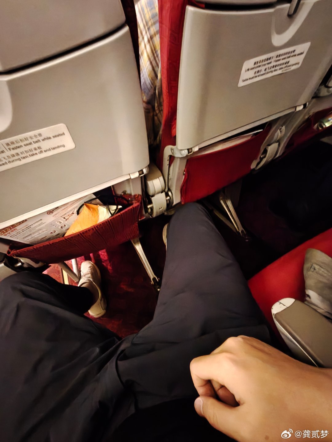 运气不错，虽然升舱失败但是好在旁边没人，喜提大座位省了升舱的钱