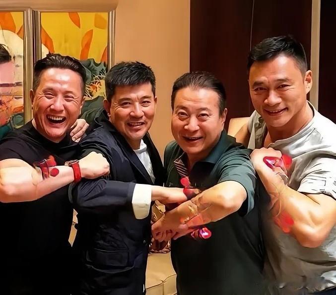 四位演员，演技炸裂，可就是戏红人不红。左边的是张志坚，右边的是丁海峰，中间的两位