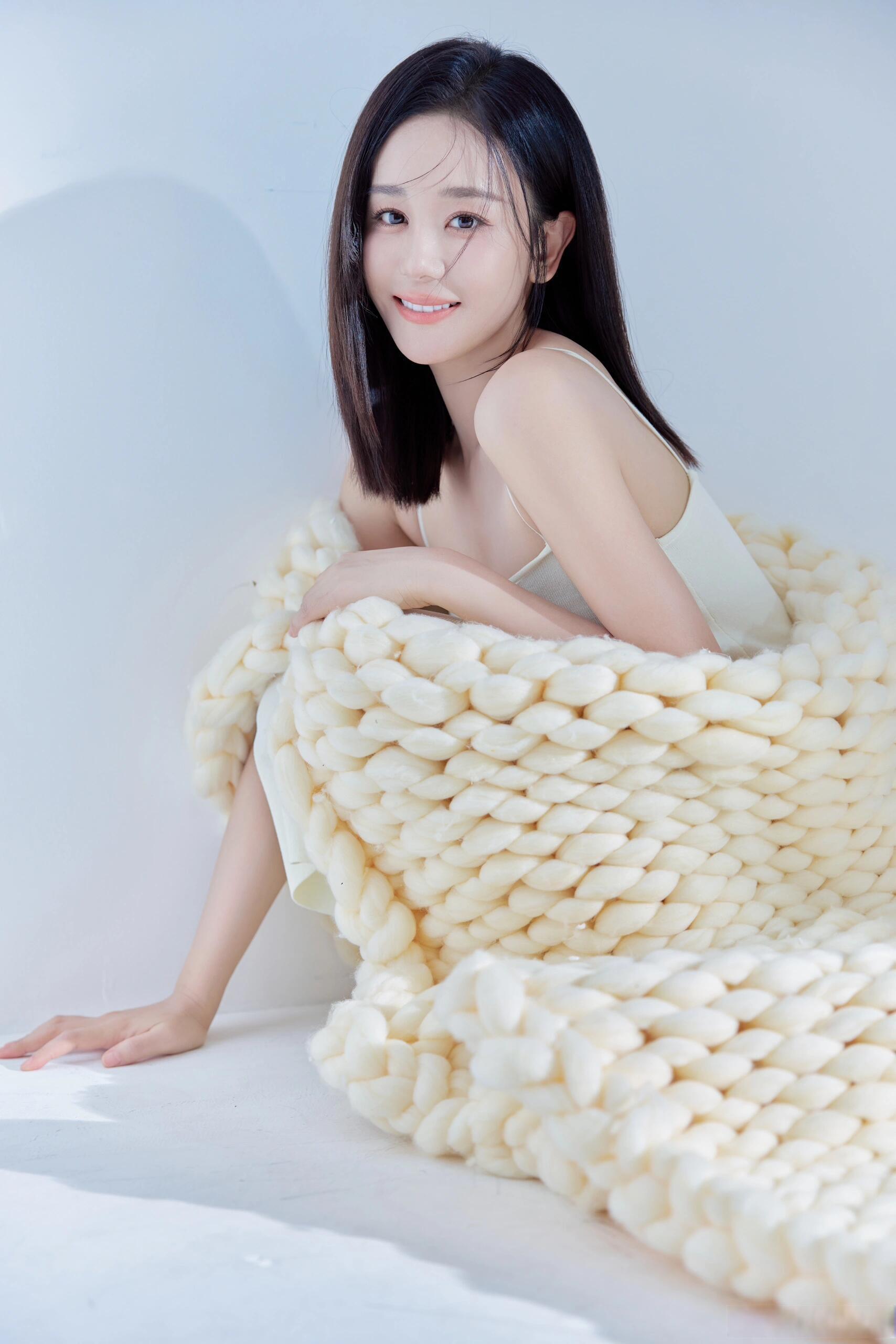 演员海陆，以其独特的魅力和才华，在影视界中崭露头角，赢得了观众的喜爱和...