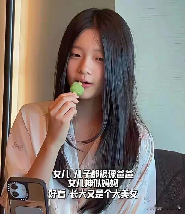 有个猜想在流传：
小玥儿长久的不安，
背后是否藏着更复杂的成长隐情？

当多数人