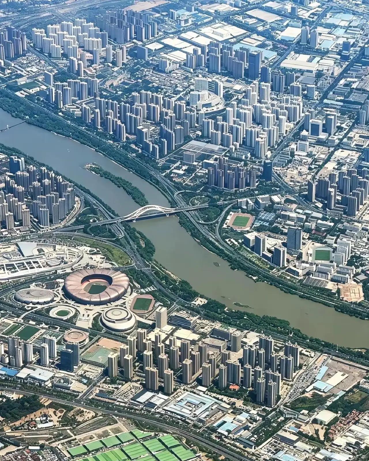 感觉称兰州城市建设水平比东莞还强，着实厉害👍🏻
东莞是制造业强市，基础设施完