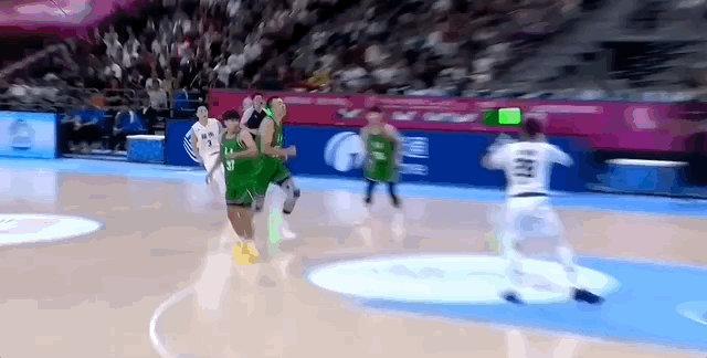 大鸟隔扣大C，广东上半场的状态，真是冲着冠军去的。