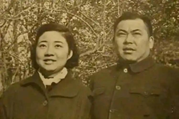 温玉成被关押5年，获释后想申请平反，却苦于上访无门。黄克诚为他捎去一句话：“让他