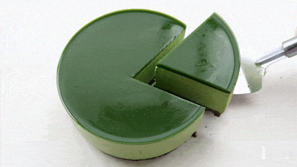 抹茶慕斯蛋糕空气般轻盈的口感抹茶控太喜欢啦#嗨夏吃货节##唤醒味蕾挑战# ​​​