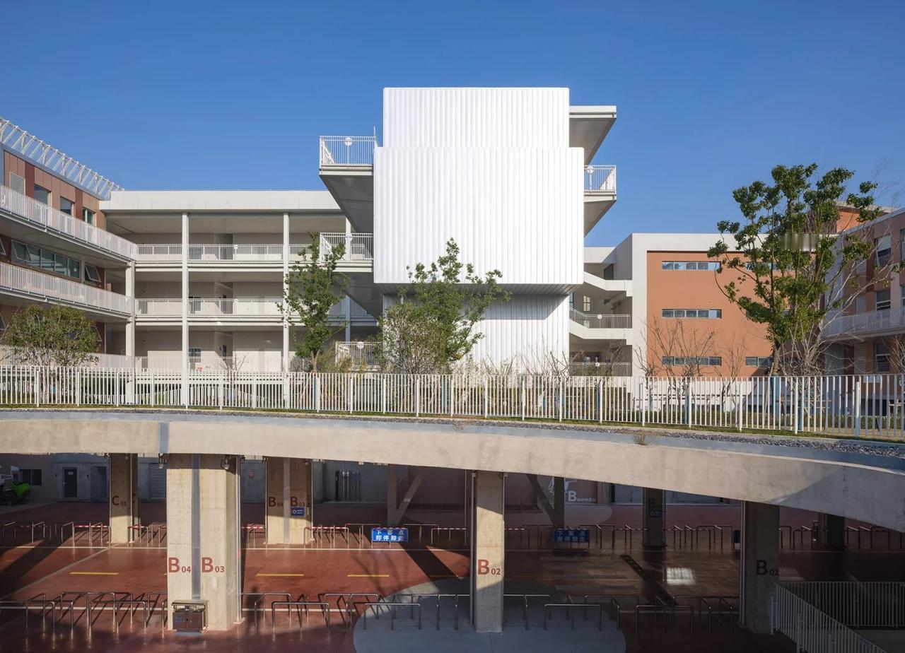 💥昆山实验小学，让城市穿梭在校园内
谁能想到，在昆山藏着一所**让校园和城市空