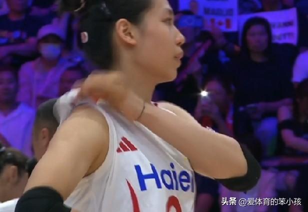 世界女排联赛的赛场上，晚间黄金时段的8:30，迎来了中国女排在世界女排联赛香港站