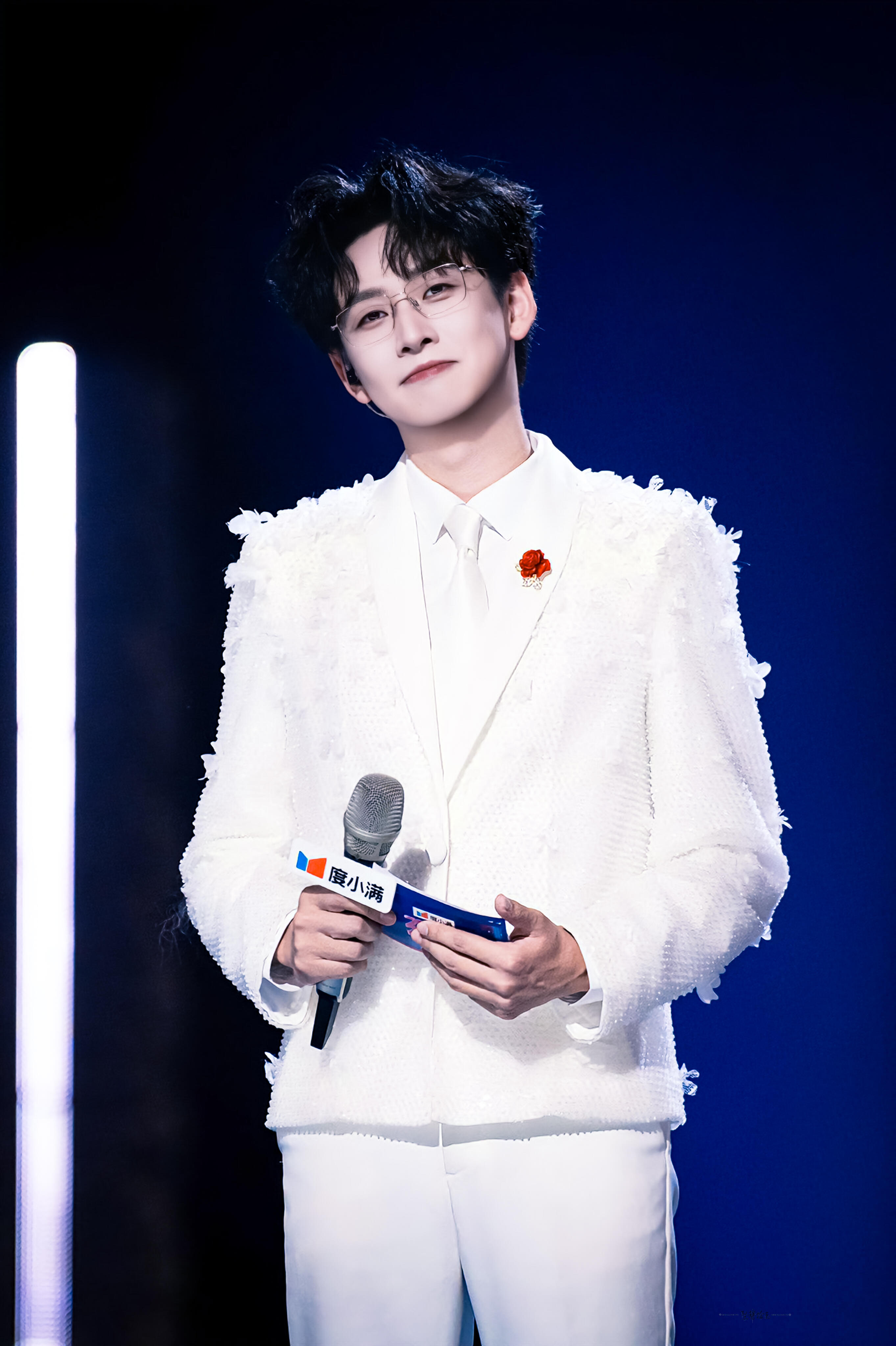 齐思钧主持能力说实话，这种大型直播，主持人cue流程、把控时间和节奏，本来就是分