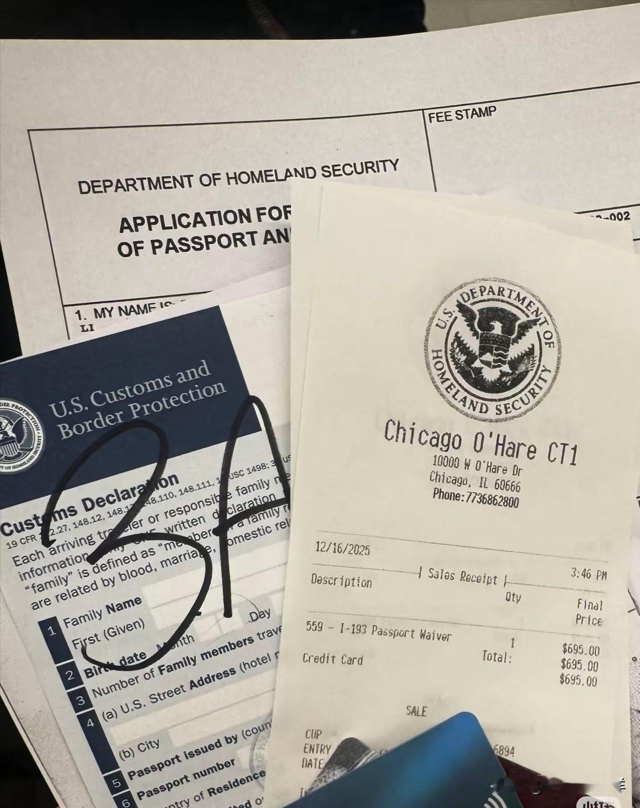 最近在芝加哥机场发生一个真实案例：一位绿卡持有者，因为长期在中国生活，只是偶尔回