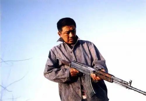 演员丁勇岱说：“2000年的时候，在北京站要进站，一个警察瞅见我，冷不丁就做出掏