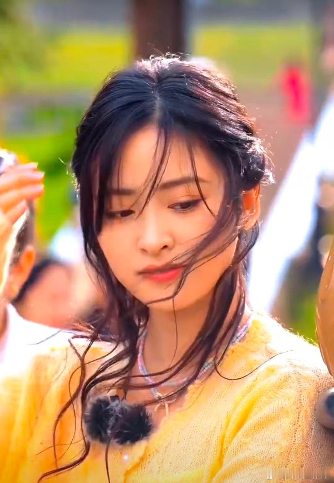 沈月明媚感的代名词沈月美拉德辣妹穿搭中餐厅 终于懂为什么说沈月是明媚感代名词了！