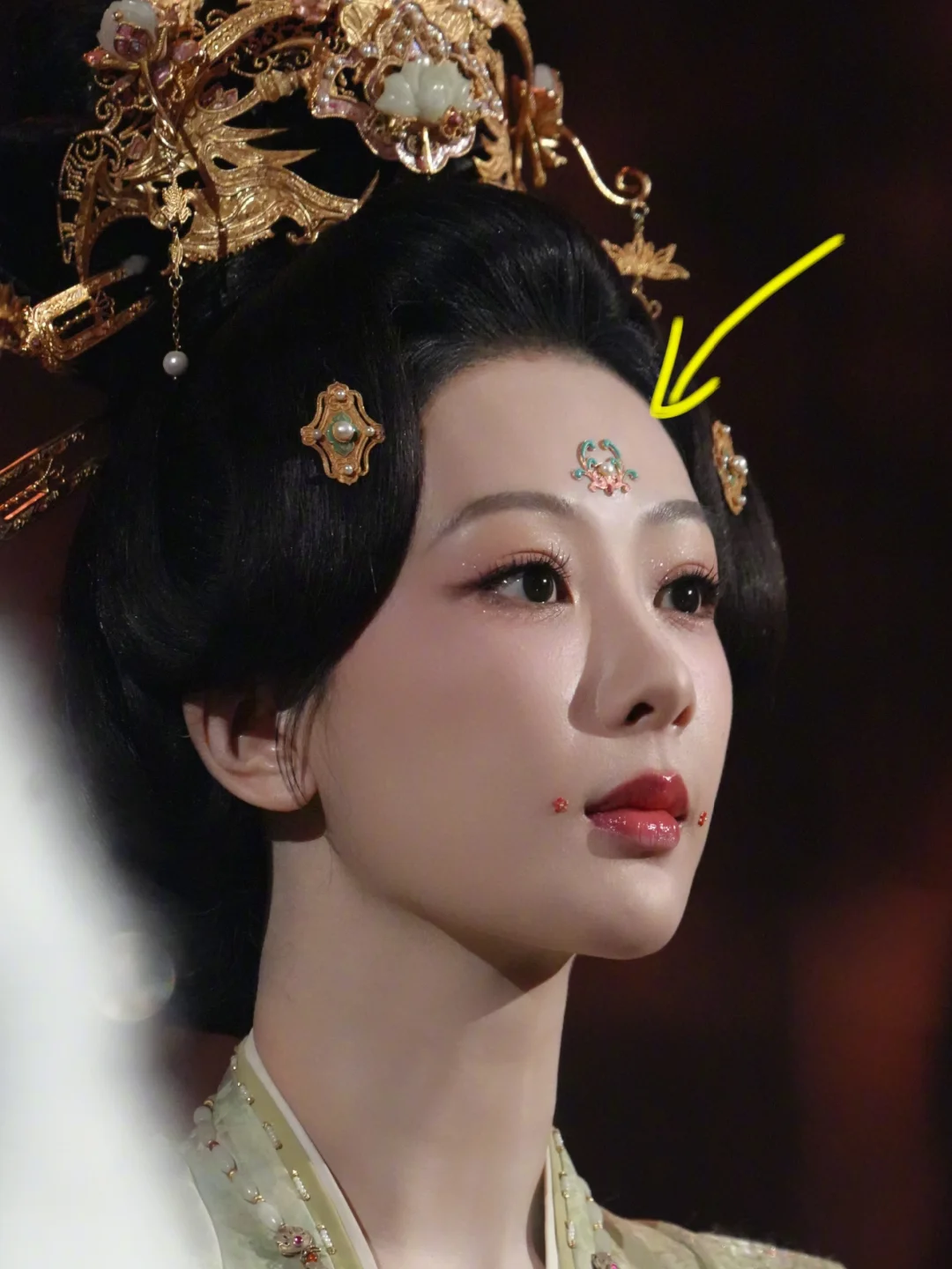 原来这个花钿是立体宝石