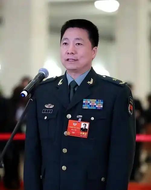 张震解方授衔时早把话说透了：杨利伟少将18年不升，真不是国家抠门。一个被写进中小