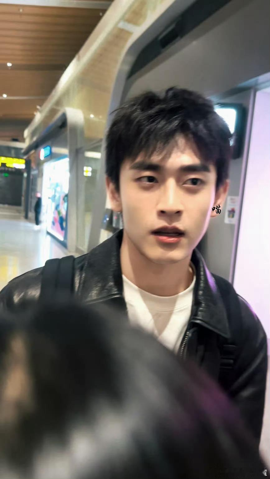 王天辰这手谁懂啊 修长骨感的双手尽显雅致格调，中式穿搭勾勒翩翩气度，妥妥大院贵公