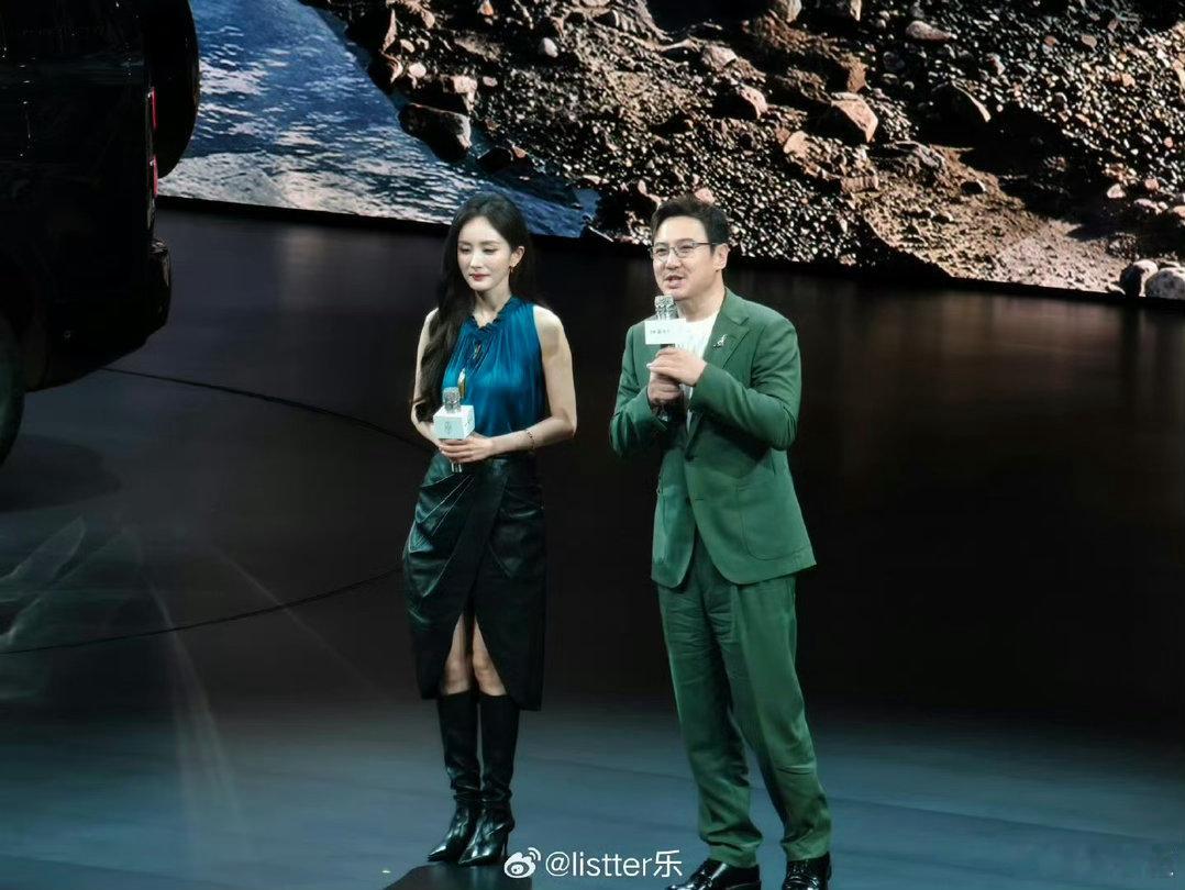 沈腾和杨幂离得最近的一次名场面上线！沈腾、杨幂近距离同框，这波难得的碰面，坐等精