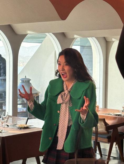 王玉雯说会继续完成宣传工作 王玉雯回应《突然的喜欢》宣发风波，诚意满满。她相信剧