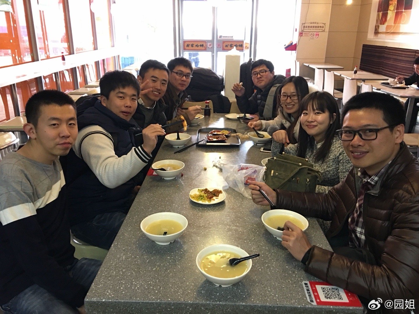 10年前的一张照片，那时候这些人都很年轻，十年后每个人都有了自己的生活和目标，但